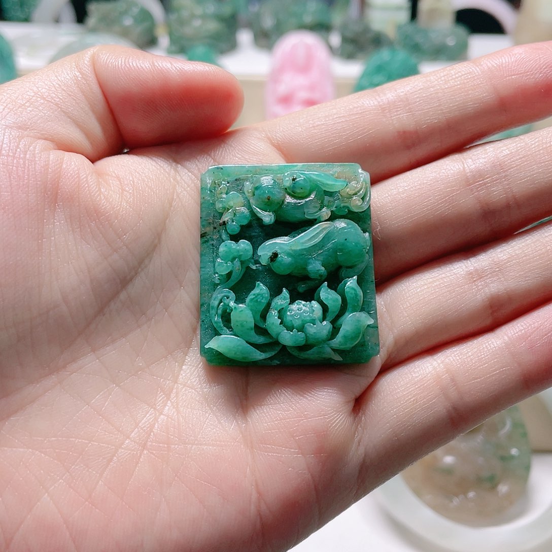 独山玉未镶嵌颈饰邓****】