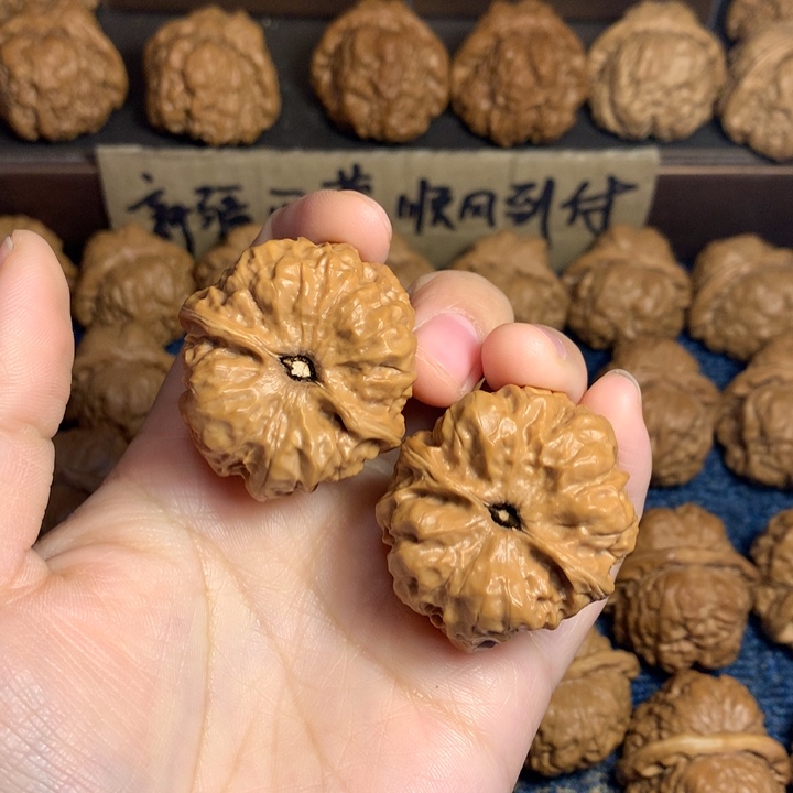 桃核吊坠?蛤蟆核桃