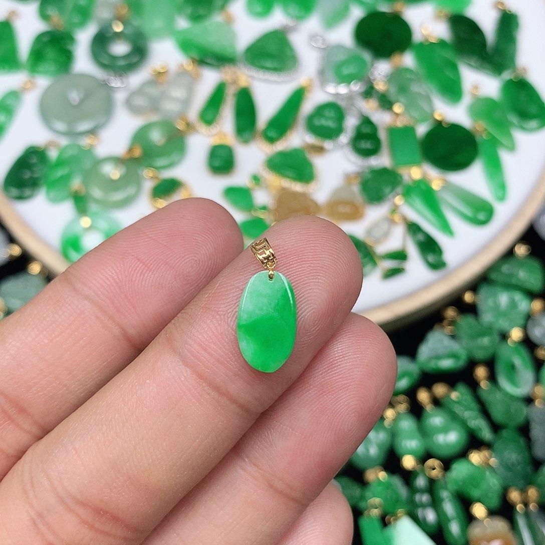 翡翠配石18K金扣 小巧精美飘阳绿小薄福瓜