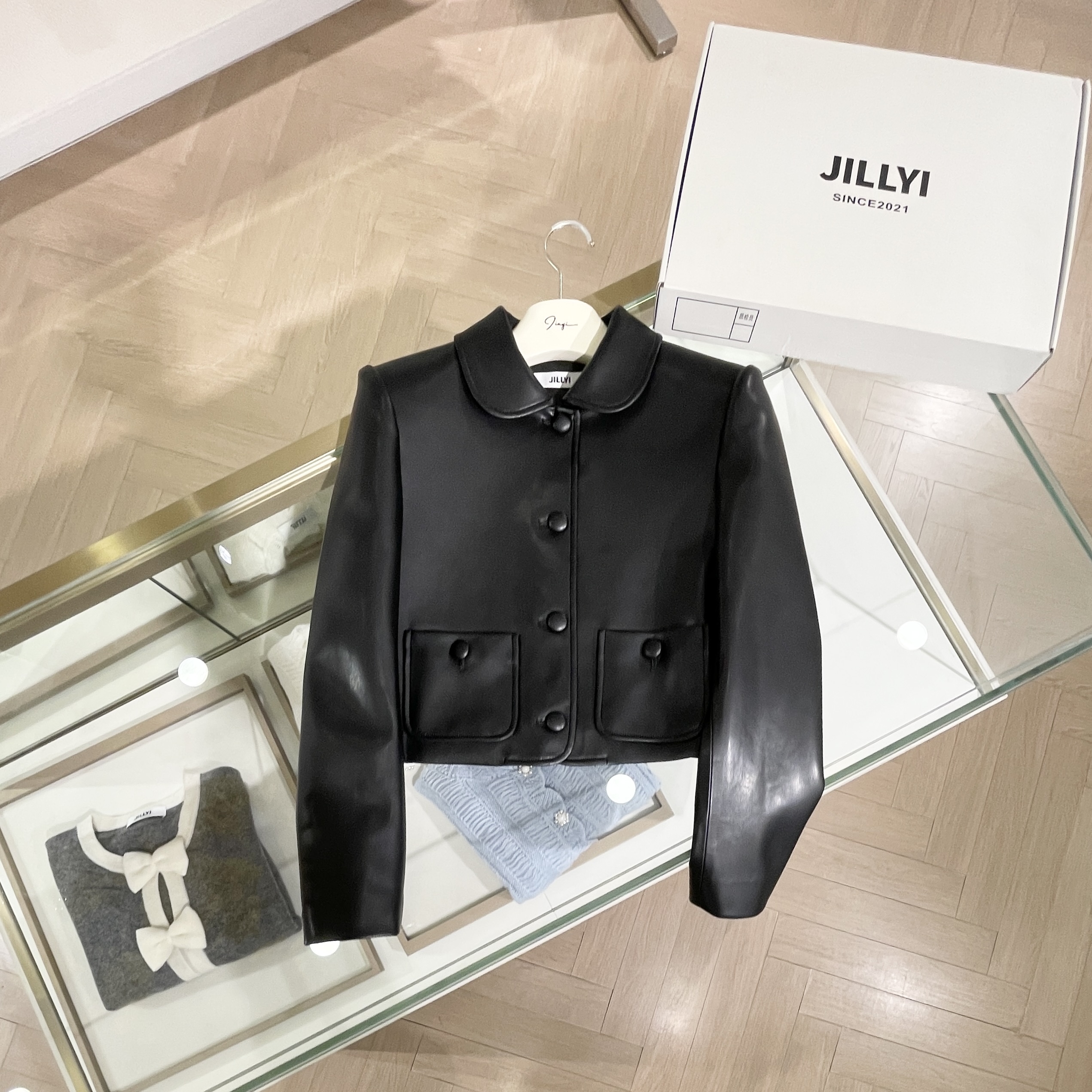 JILLYI珠海店【可可甜心】黑色元宝领单排扣简约时尚皮衣外套秋季百