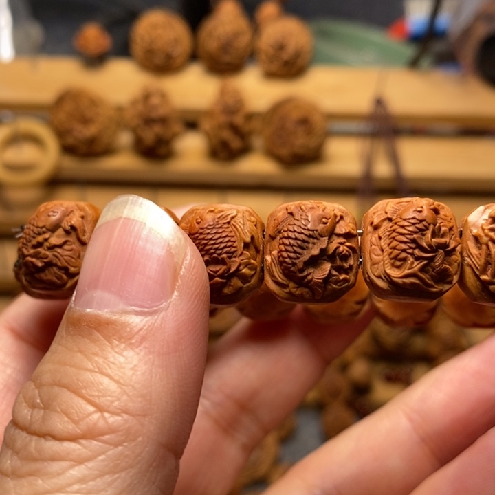 *****桃核雕刻鱼化龙小手牌