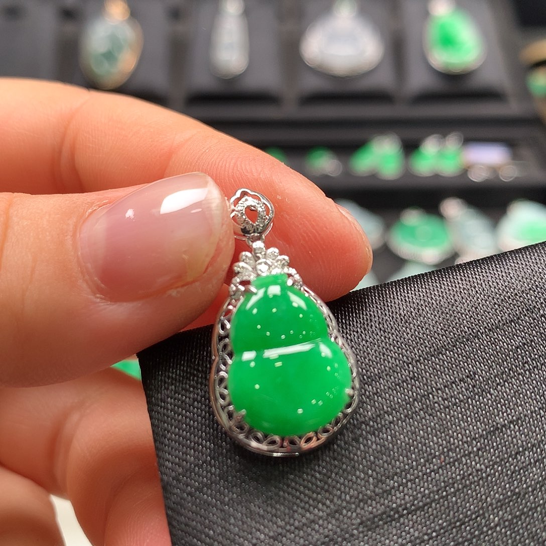 翡翠18K金镶嵌颈饰