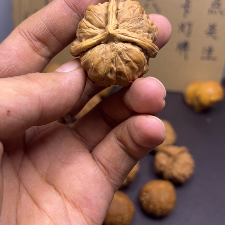 加***鲁菩提籽类蛤蟆头三棱有黄瑕疵