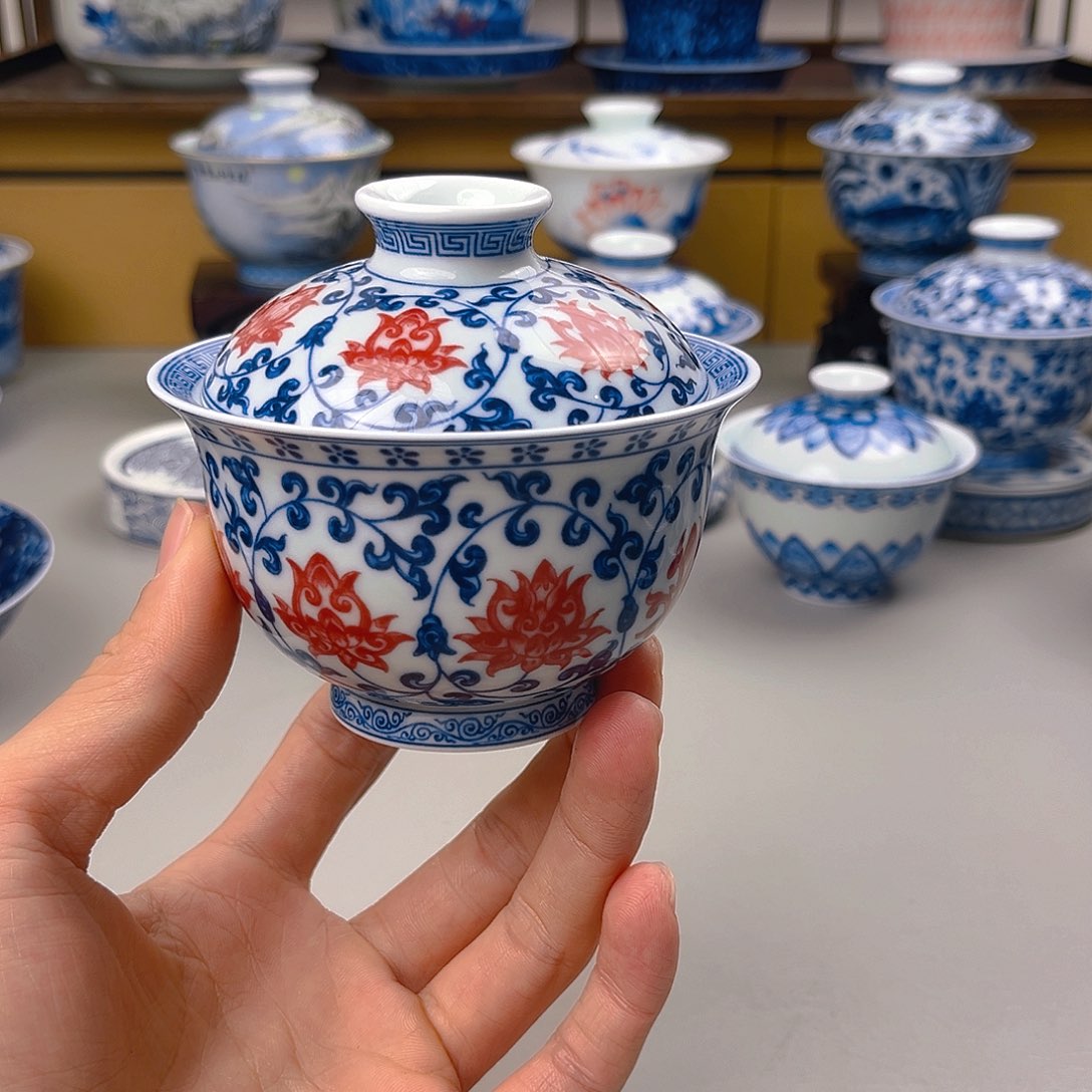 十**爸釉里红缠枝莲二才盖碗