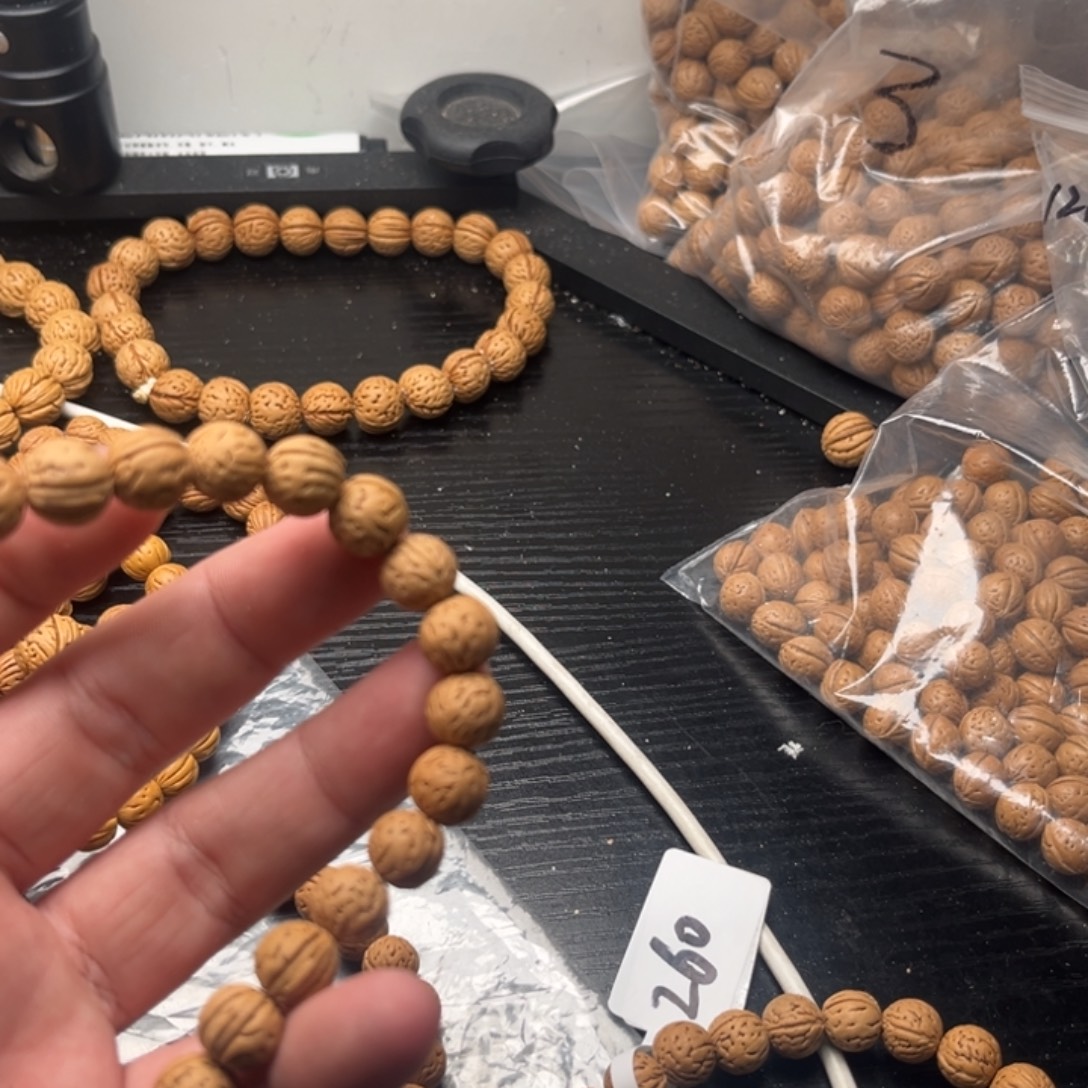 W***、文玩核桃吊坠小桃核手持必须玩红