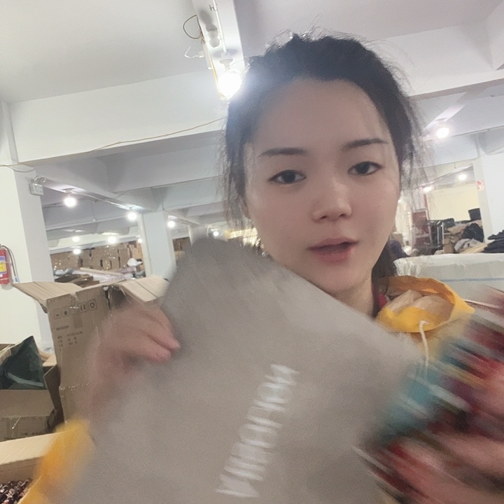 灰色化妆宝1。  3个卡包