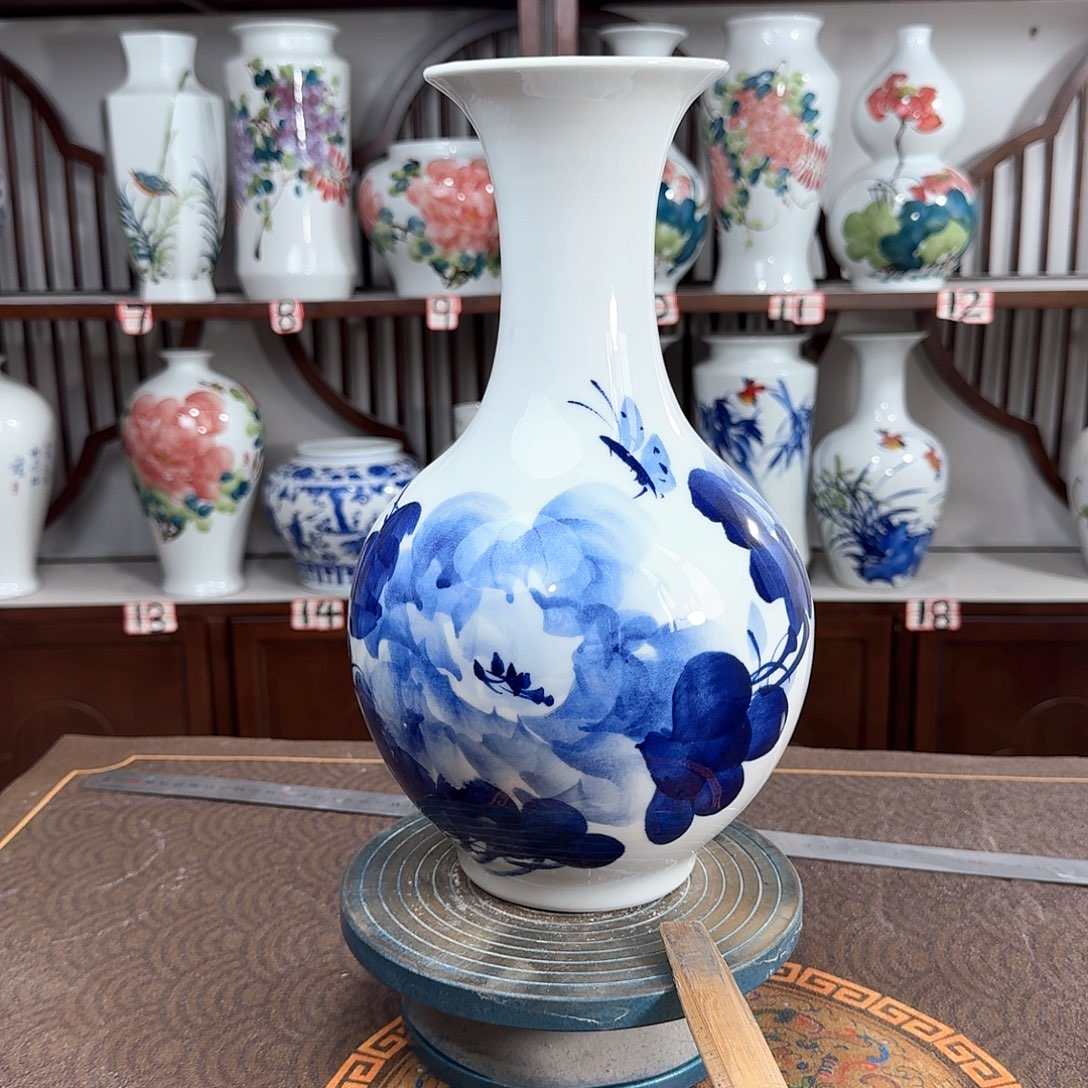 摆件景德镇陶瓷赏青牡