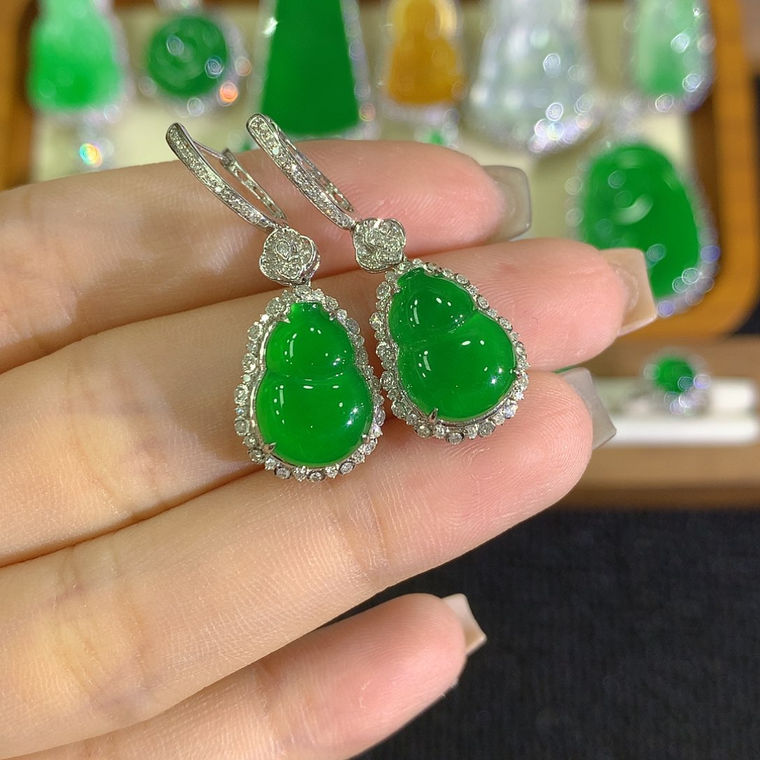 18K金镶嵌翡翠耳饰葫芦