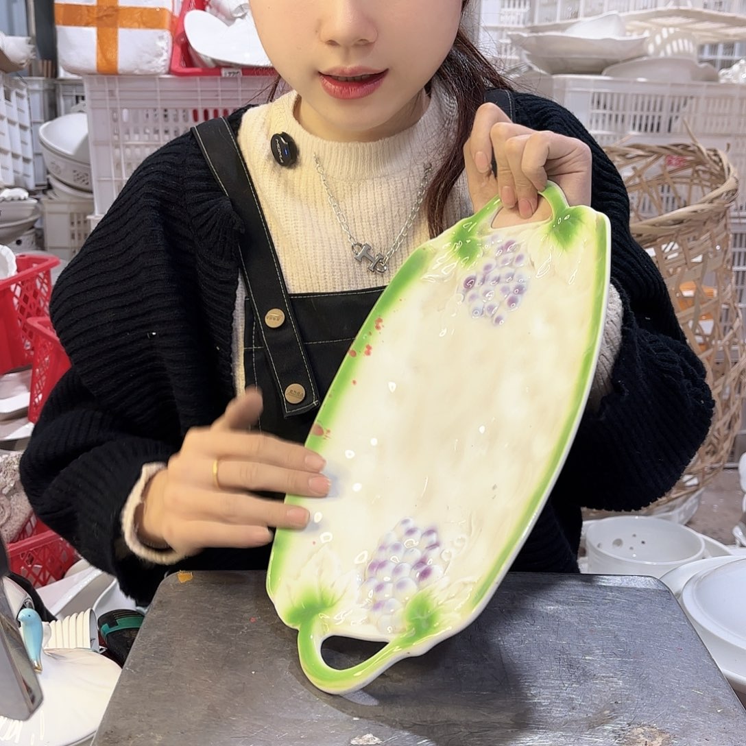 盘微瑕产品………珐琅彩鱼盘一个