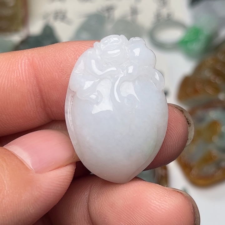 翡翠未镶嵌颈饰猴子