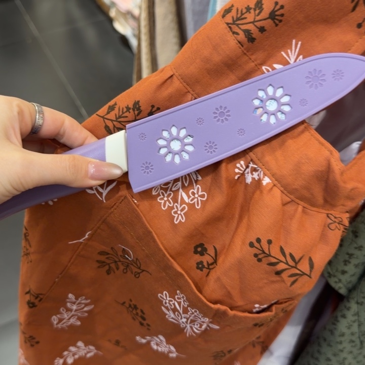 咖色围裙一个水果刀