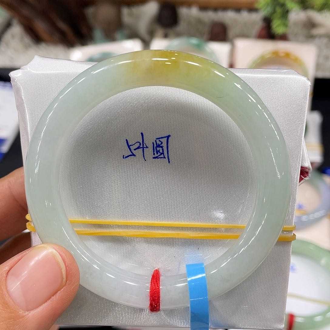 翡翠手镯未镶嵌翡翠