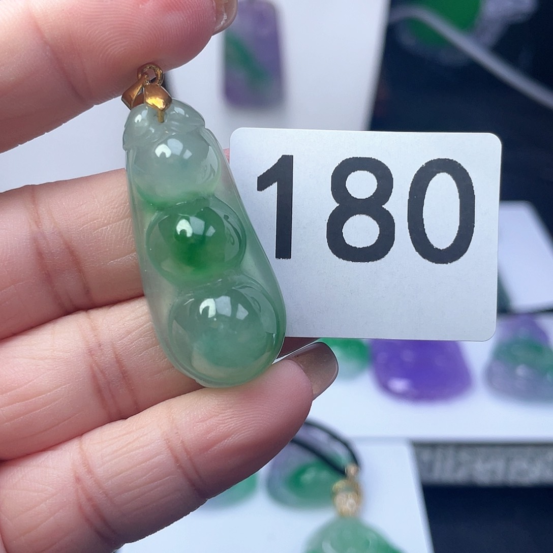 翡翠吊坠(赠链)未镶嵌