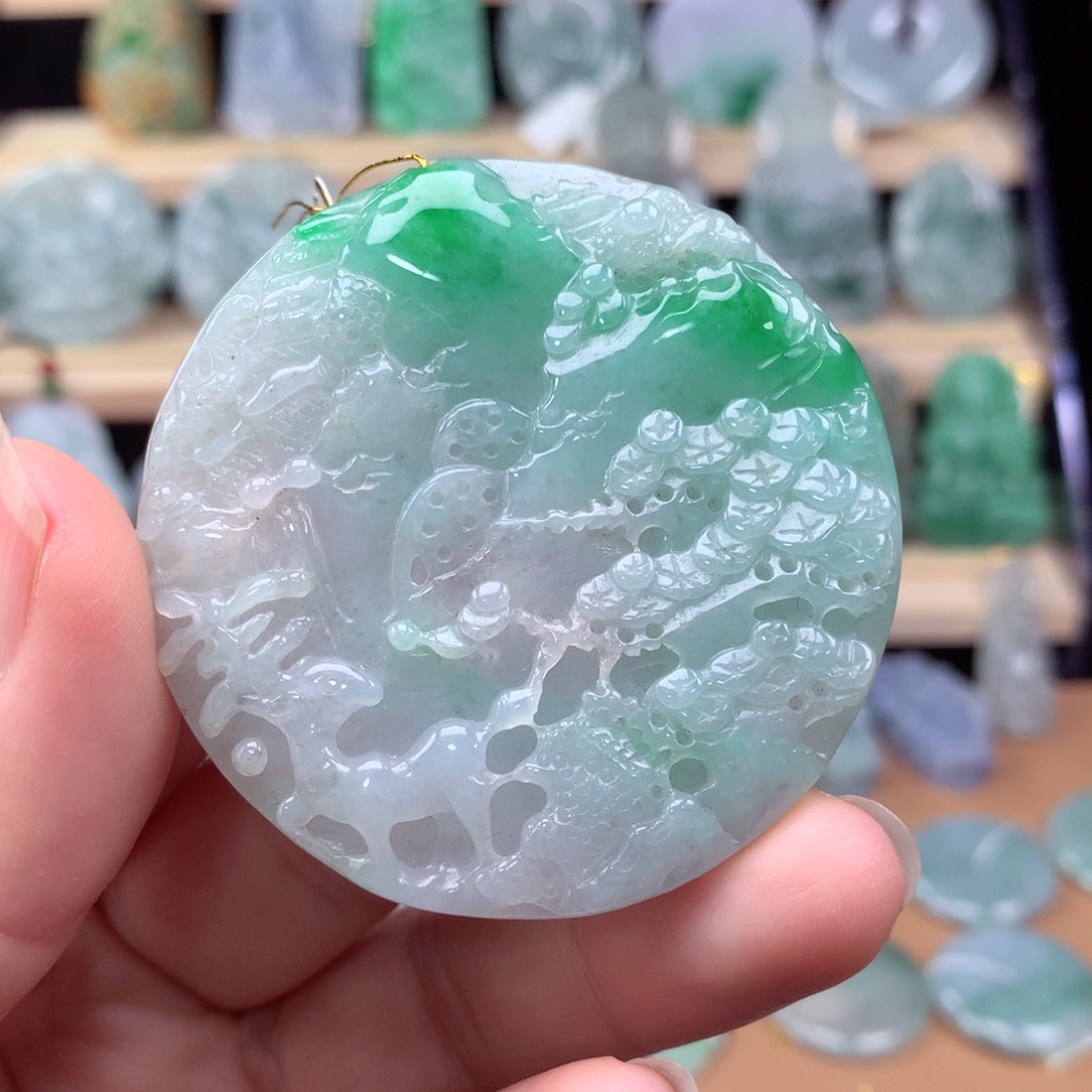 翡翠颈饰未镶嵌山水牌
