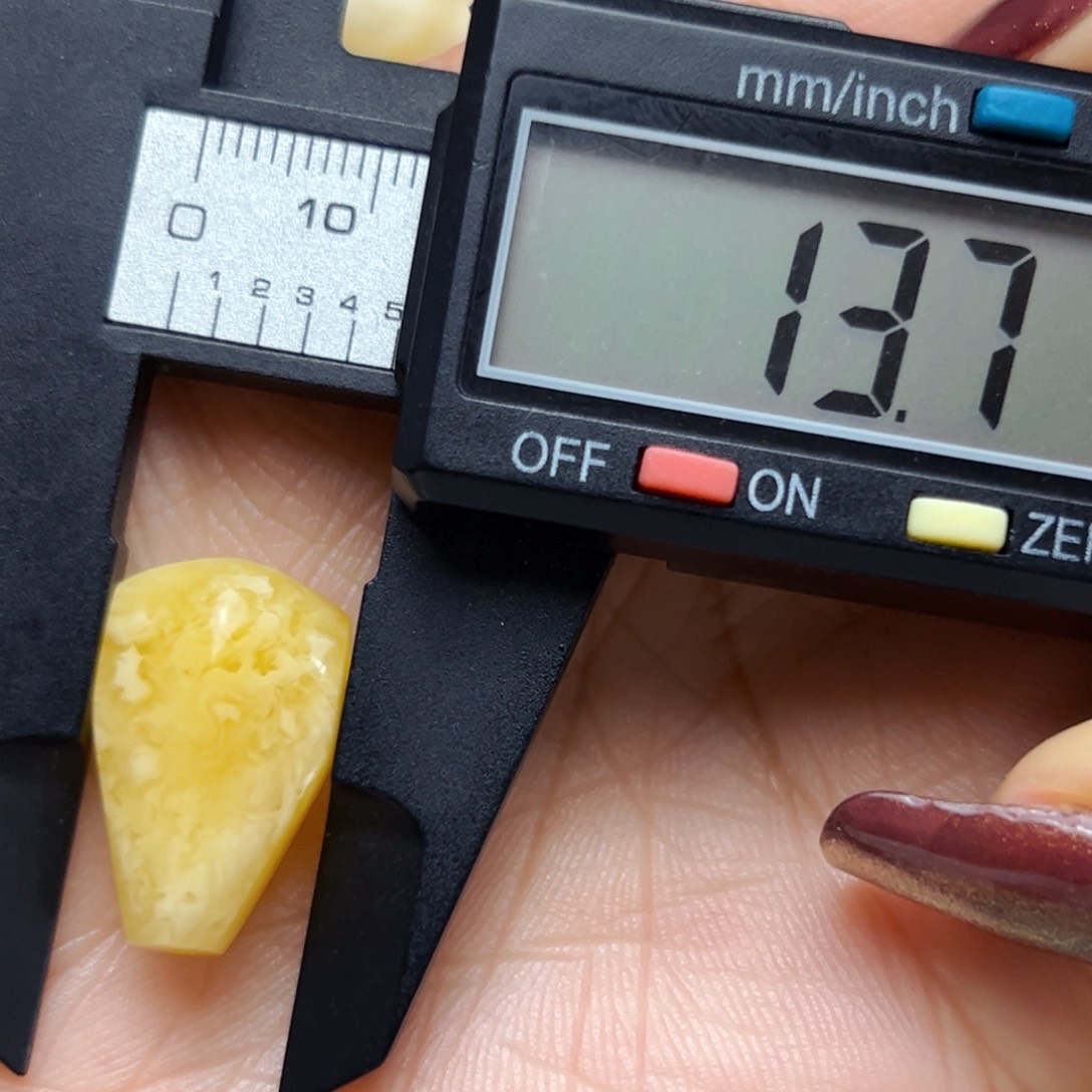 蜜蜡裸石未镶嵌13.7mm鲨鱼背三通