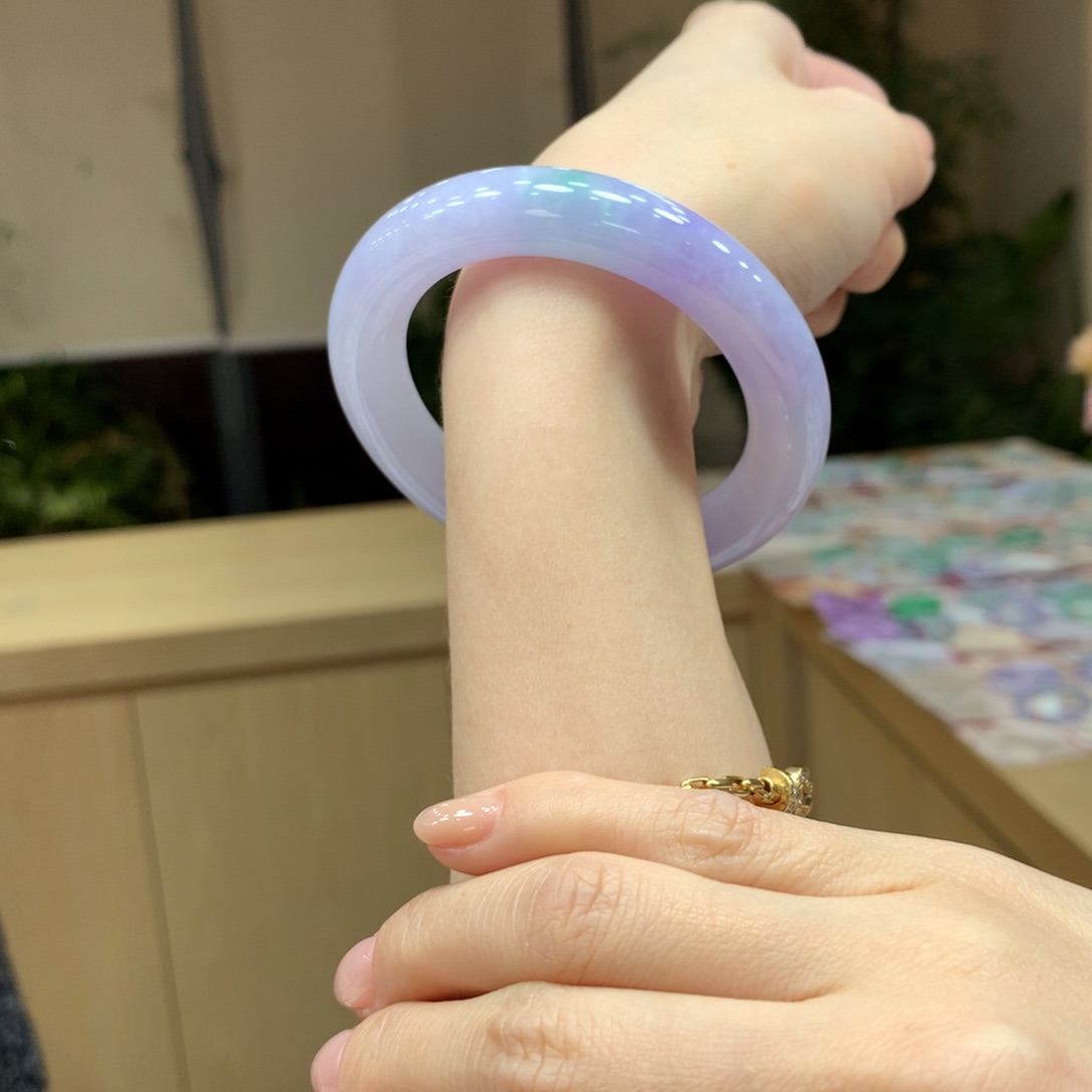 翡翠手镯未镶嵌不退不换