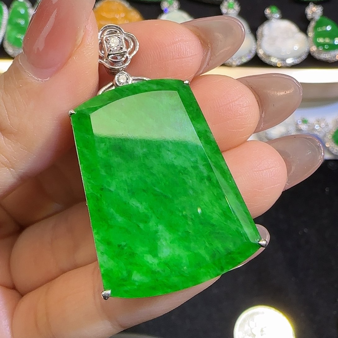 翡翠颈饰18K金镶嵌。