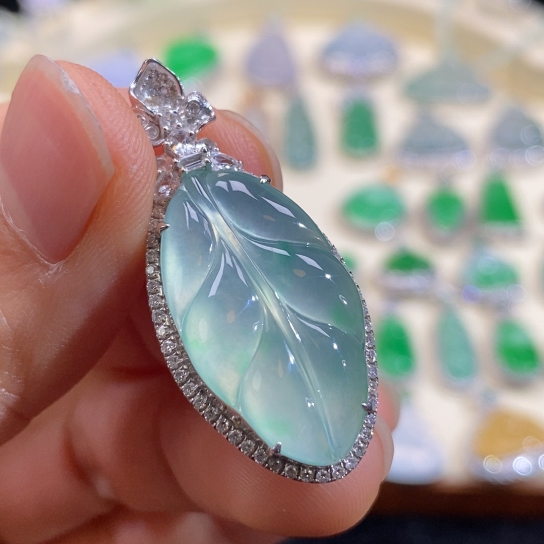 翡翠18K金镶嵌颈饰