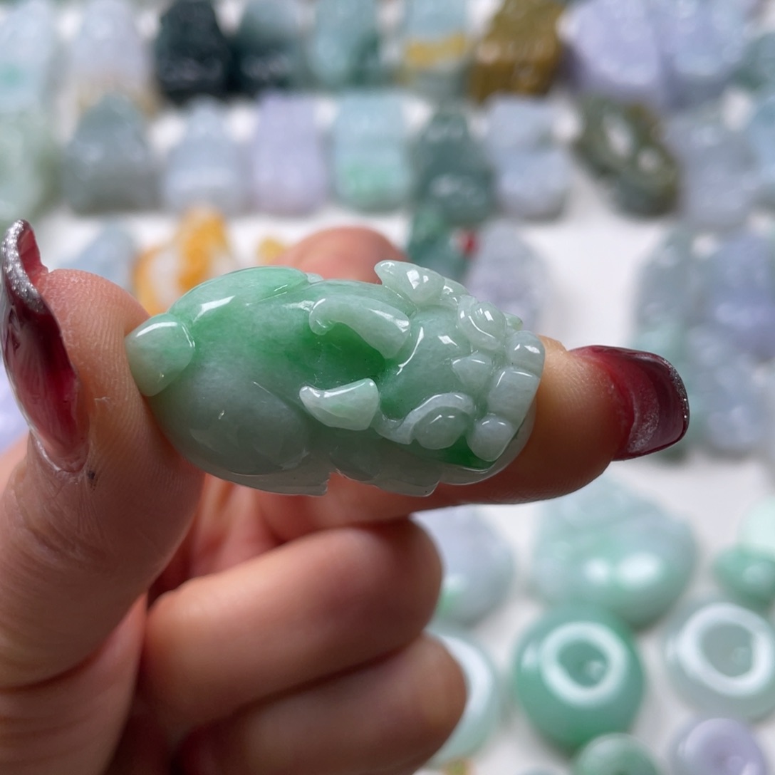 翡翠吊坠(赠链)未镶嵌