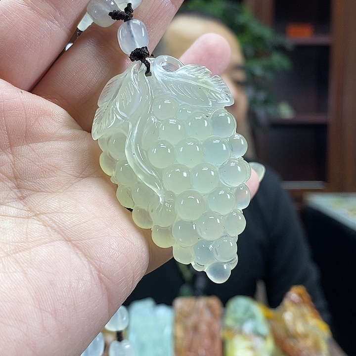 蛇纹石玉未镶嵌颈饰