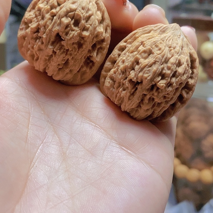 【闪购商品】文玩核桃把件36平谷绣球尖黄