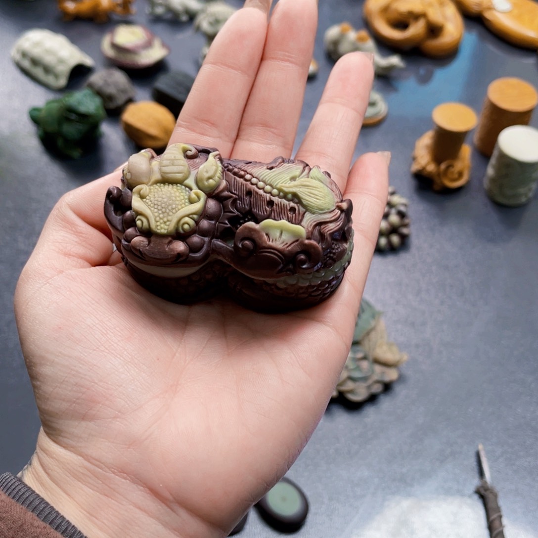 貔貅紫袍玉带石手工雕刻