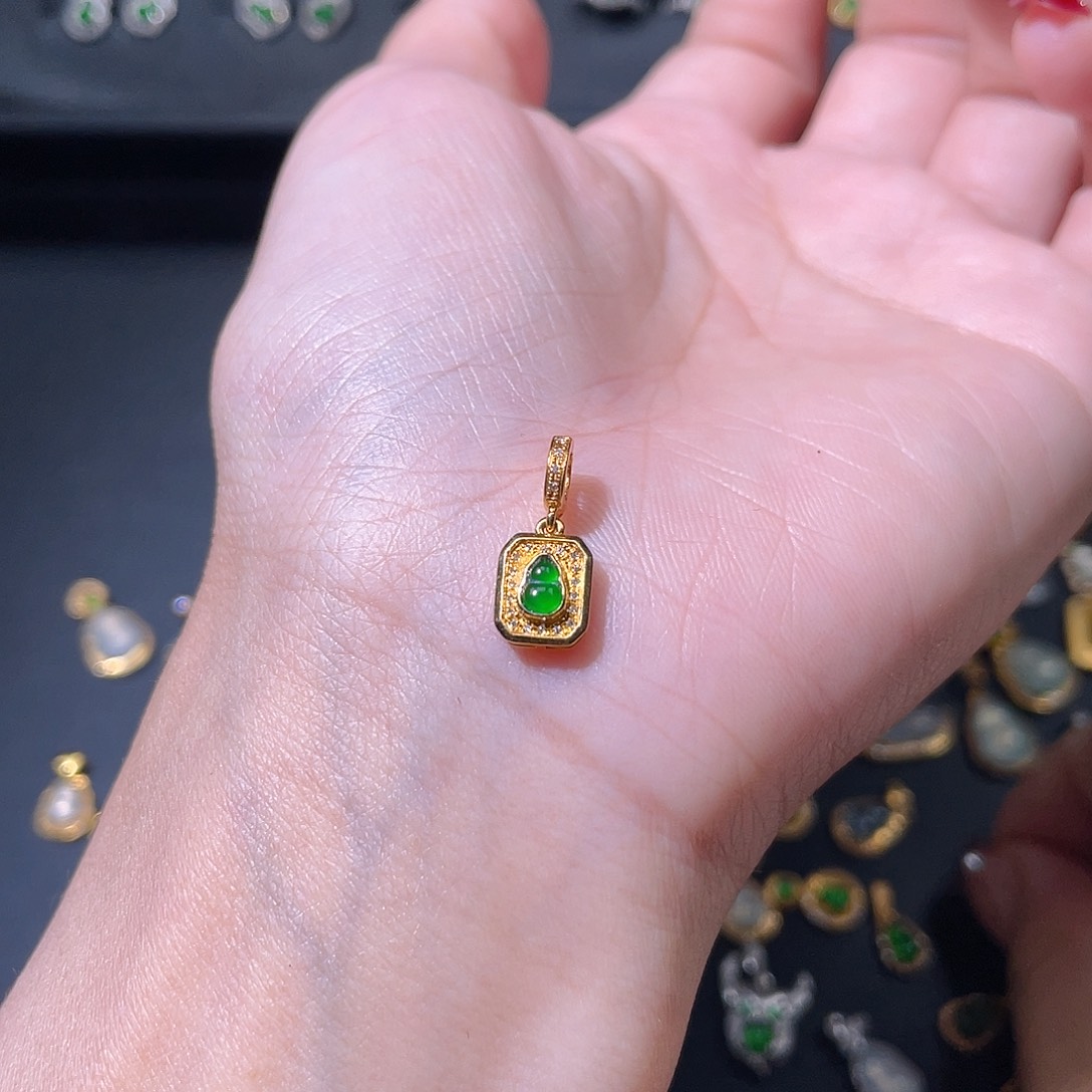 翡翠颈饰18K金镶嵌吊坠