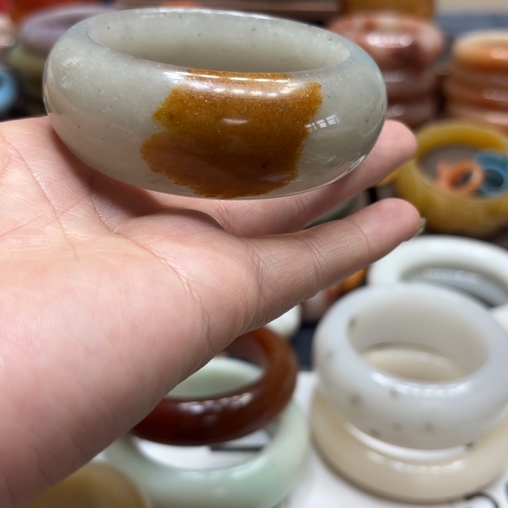 一***光石英岩玉合金颈饰