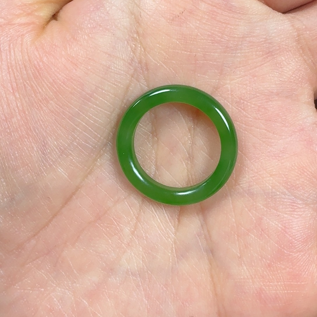 伟***啊和田玉（碧玉）未镶嵌戒圈16内径乌兰乌德苹果绿窄戒