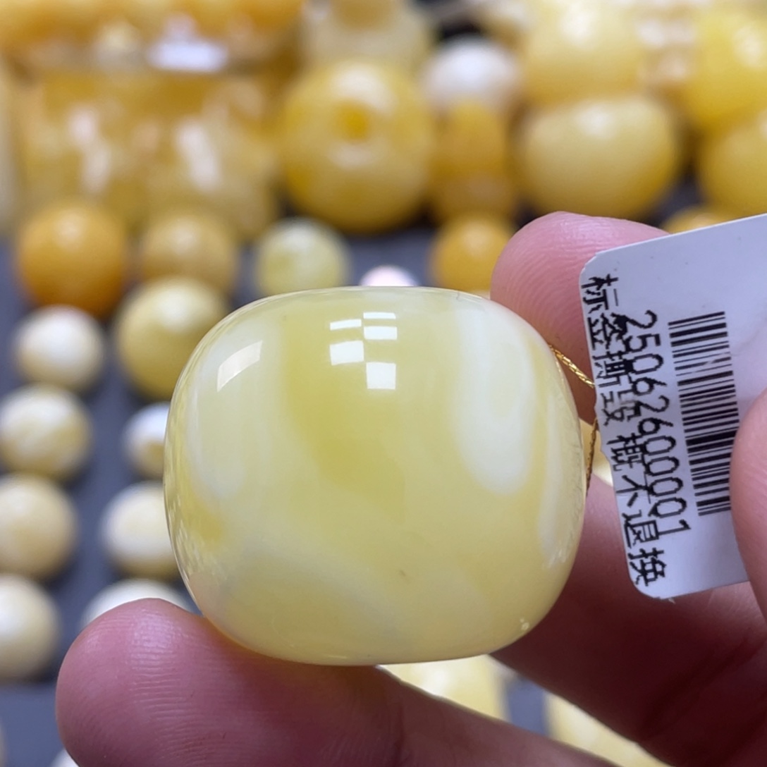 蜜蜡未镶嵌裸石28.3*24mm瑕疵