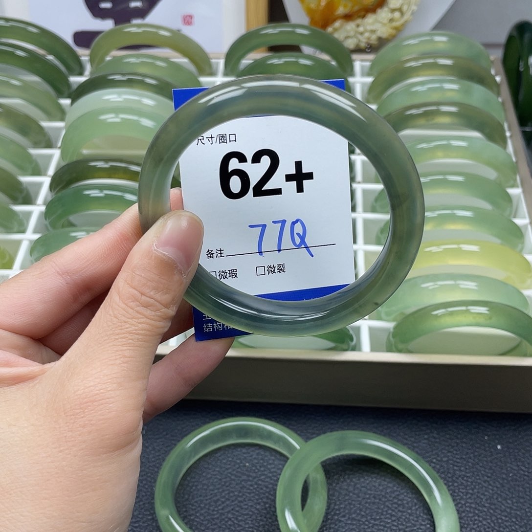 蛇纹石玉手镯未镶嵌