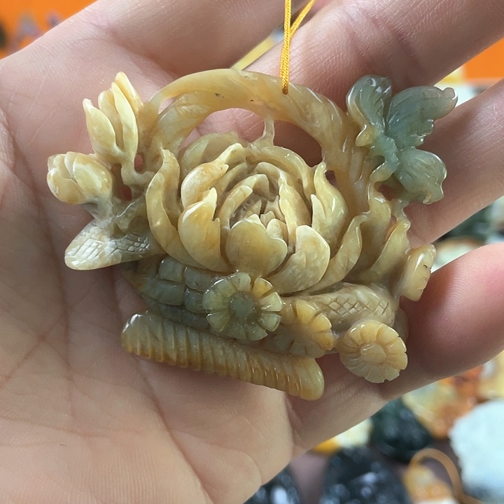 蛇纹石玉颈饰未镶嵌