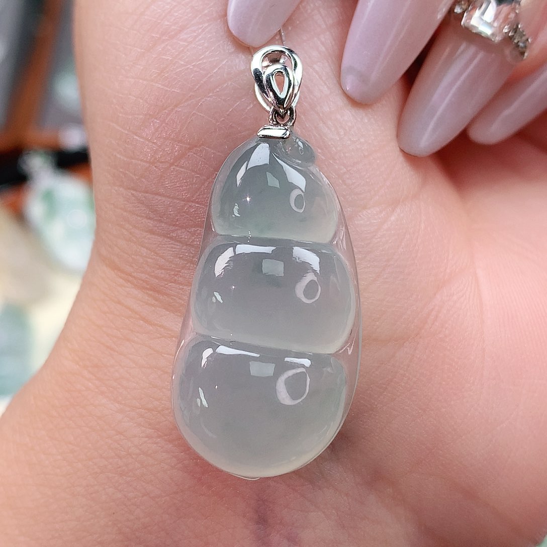 颈饰18K金镶嵌翡翠豆子