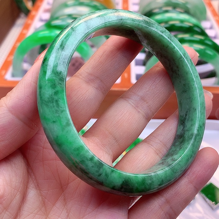 翡翠手镯未镶嵌翡翠