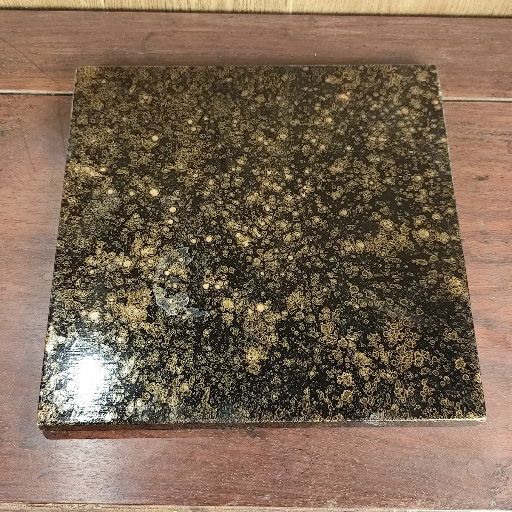 木胎黑地菠萝漆板