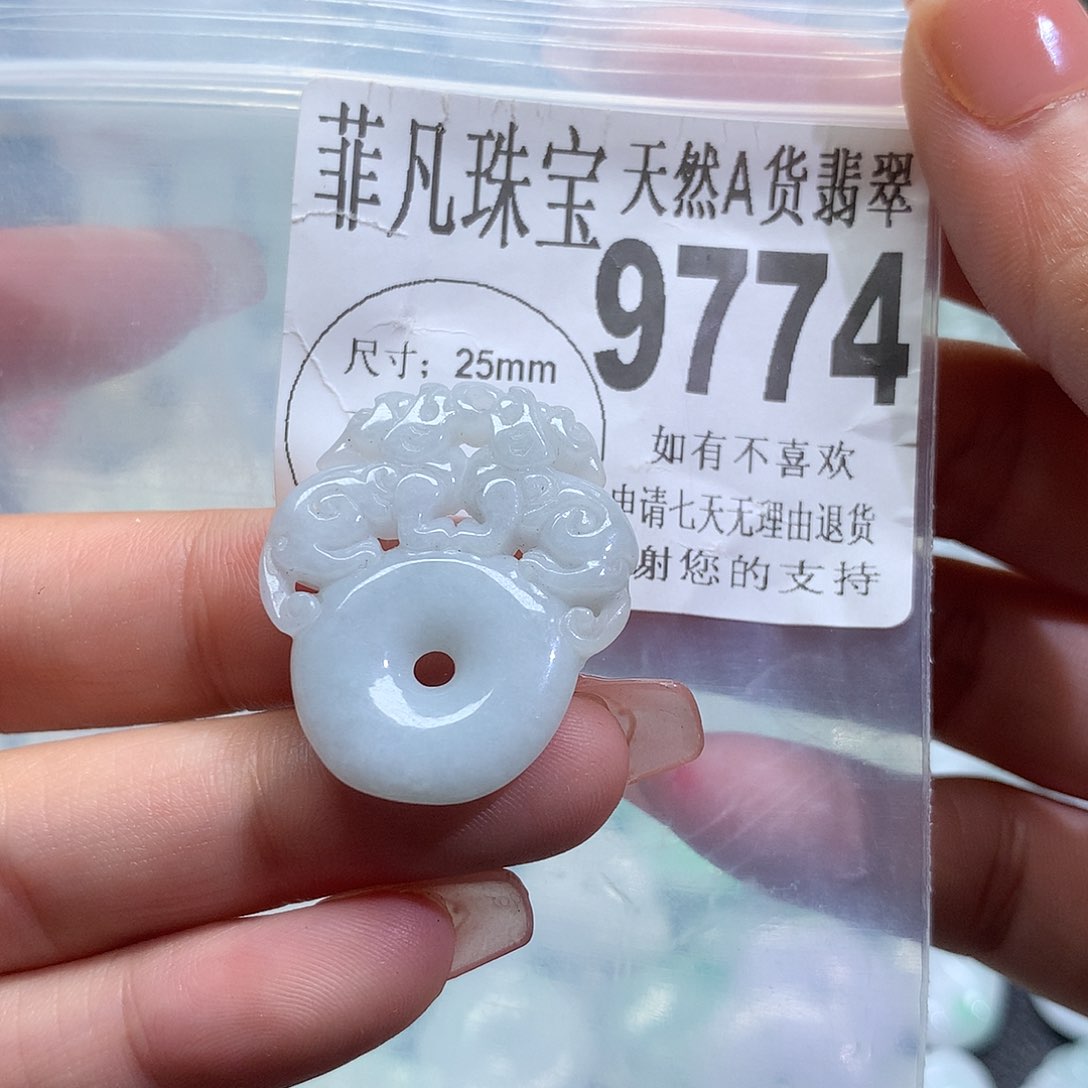 翡翠未镶嵌颈饰，