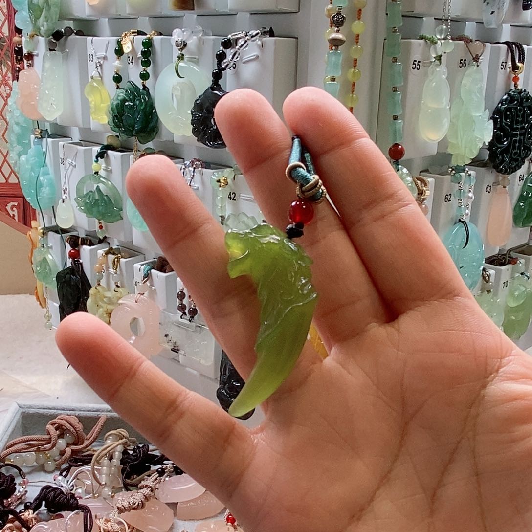 蛇纹石玉颈饰未镶嵌