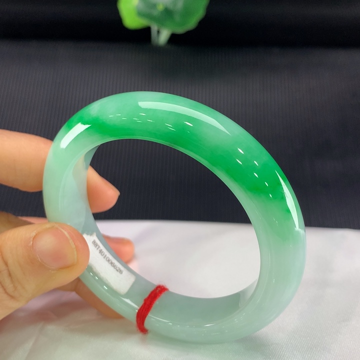 翡翠手镯未镶嵌正圈52