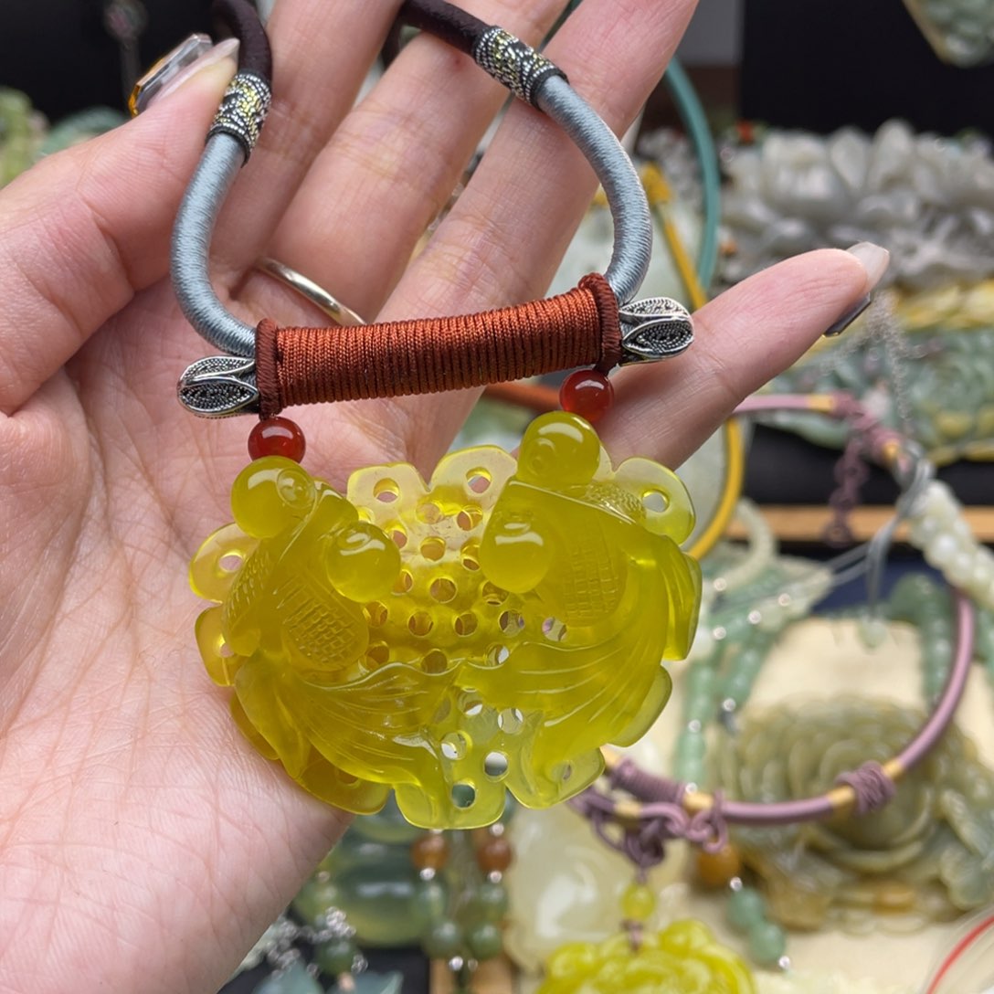 蛇纹石玉颈饰未镶嵌