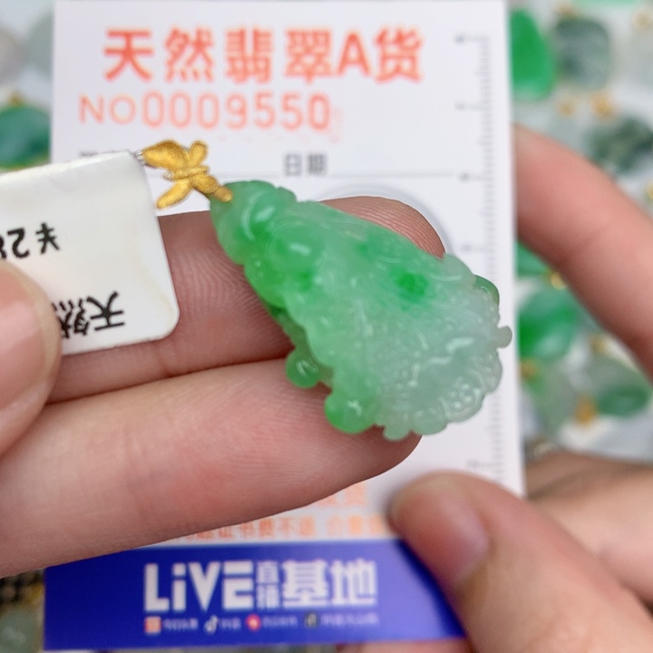 颈饰18K金镶嵌翡翠白菜