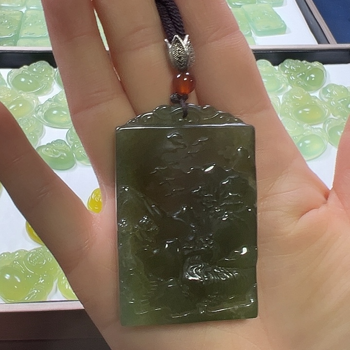 蛇纹石玉颈饰未镶嵌