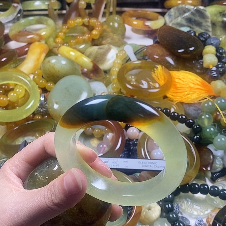 青***。蛇纹石玉未镶嵌颈饰