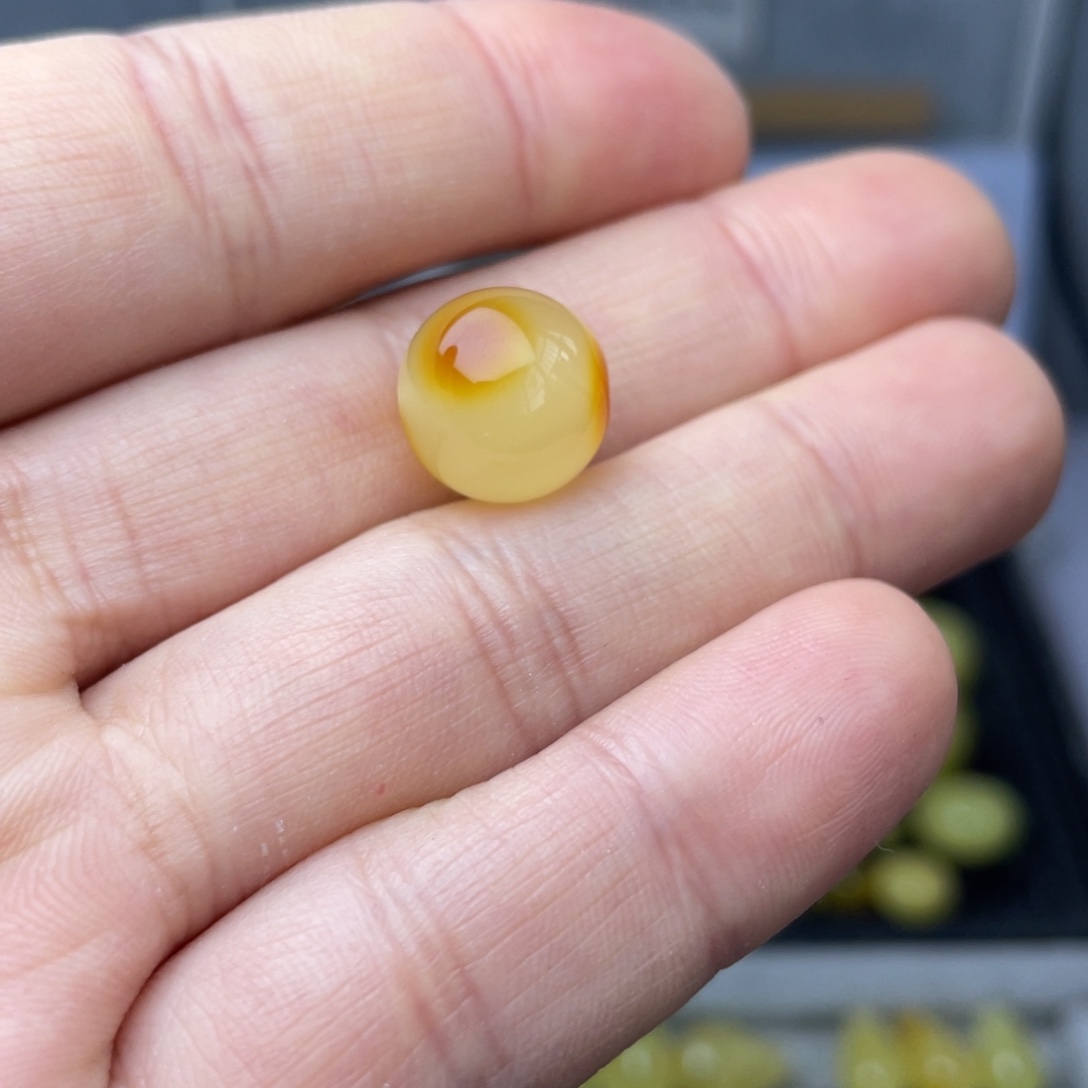 M***s蜜蜡未镶嵌裸石圆珠约12.9毫米微瑕疵