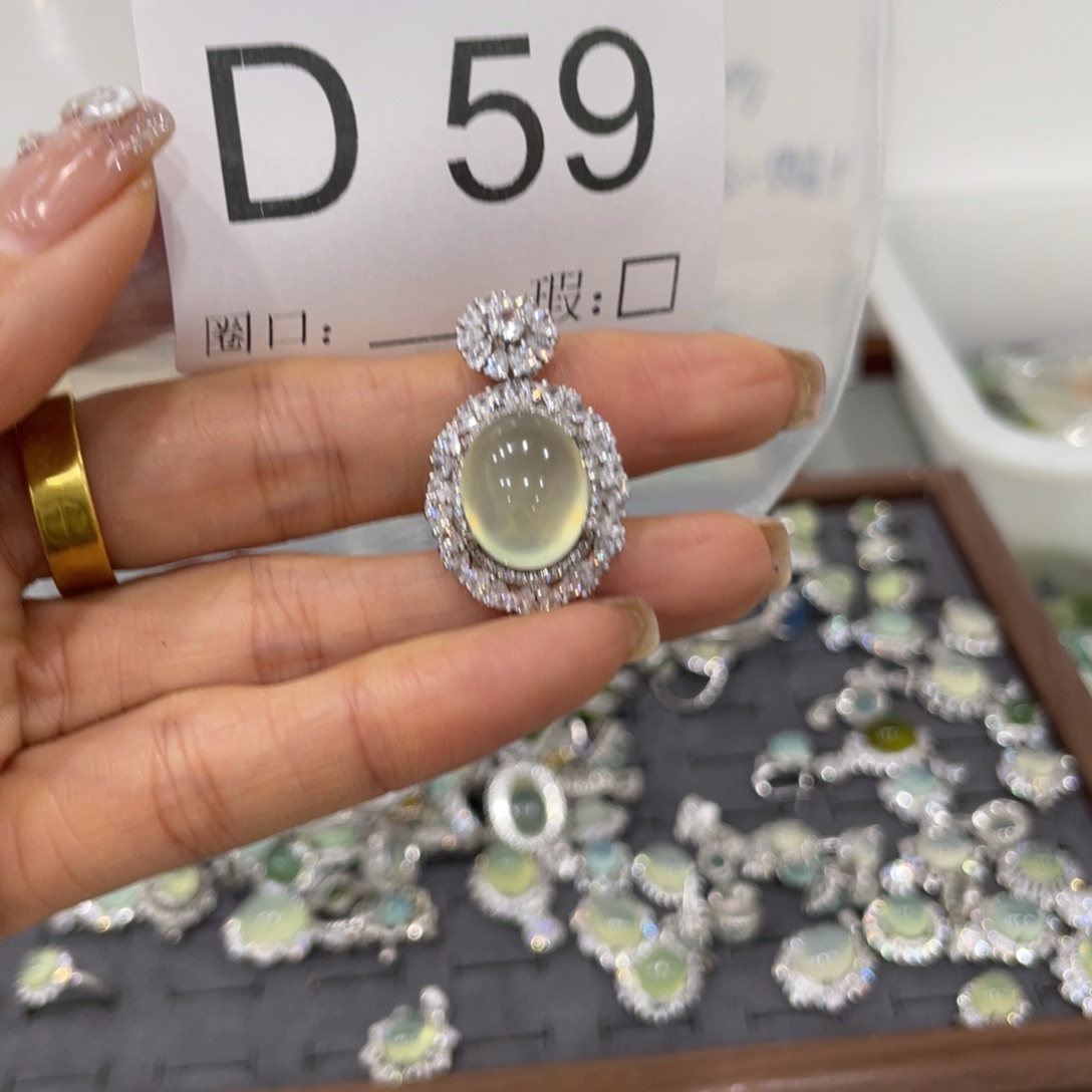 未镶嵌蛇纹石玉颈饰