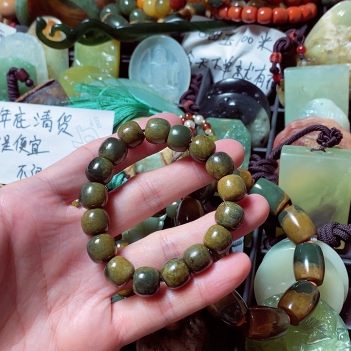 透闪石质玉颈饰未镶嵌