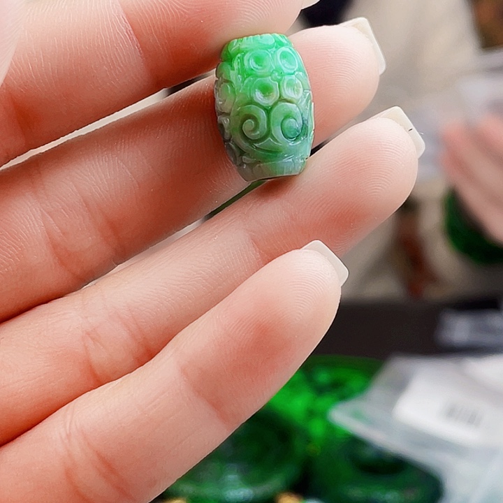 翡翠未镶嵌颈饰多样性