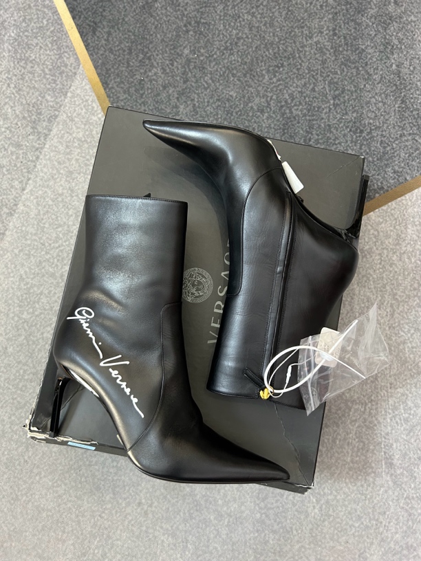 99新 VERSACE/范思哲 主线黑色尖头高跟短靴三九码