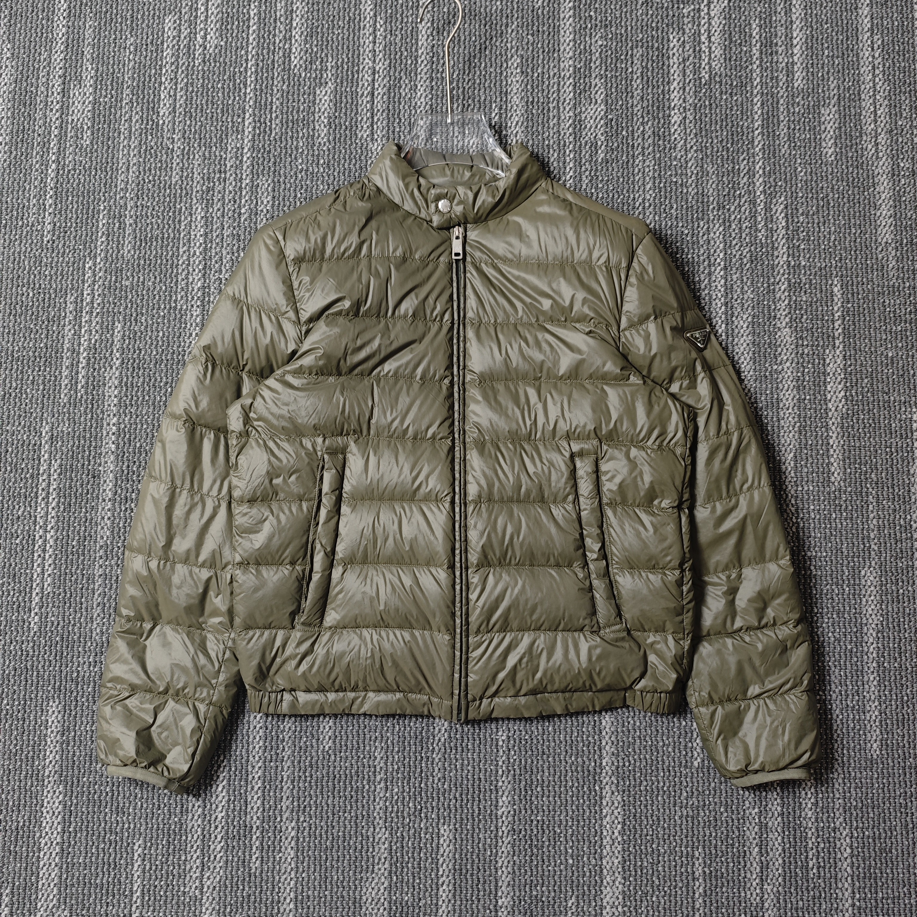 99新 Prada/普拉达 logo钢标轻质羽绒夹克/48码/1123