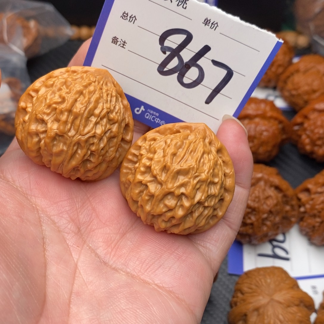 桃核把件金牛37mom