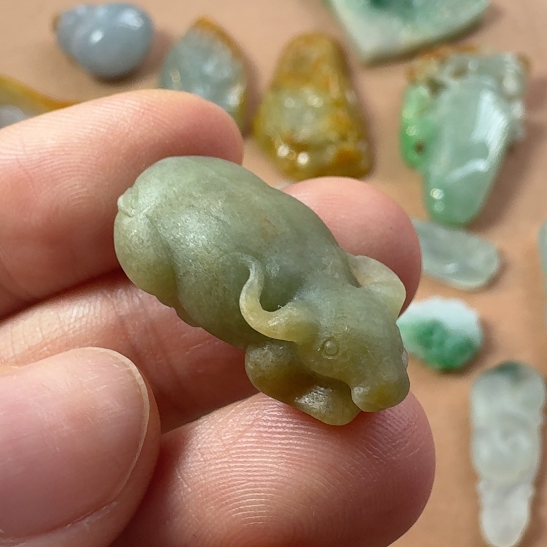 翡翠未镶嵌颈饰牛